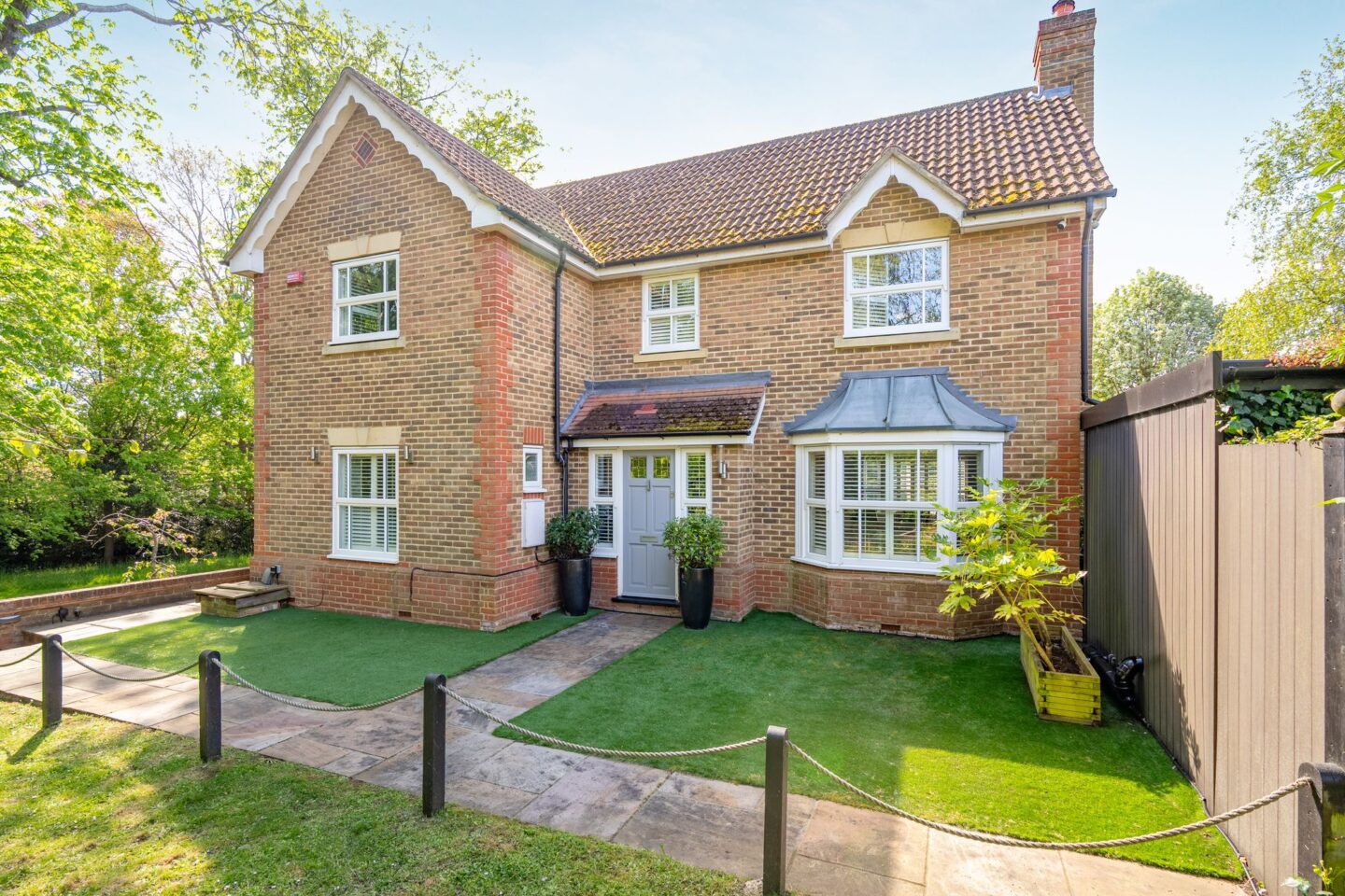 Roundshead Drive, Warfield